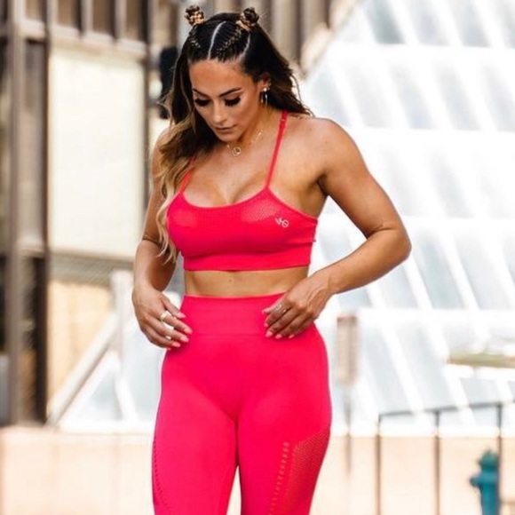 Vanquish Tops - VANQUISH ZEAL WOMEN'S RED SEAMLESS SPORTS BRA & BIKER SHORTS